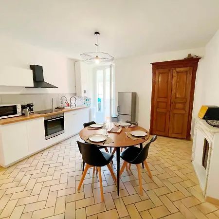 T2 Centre Apartment *